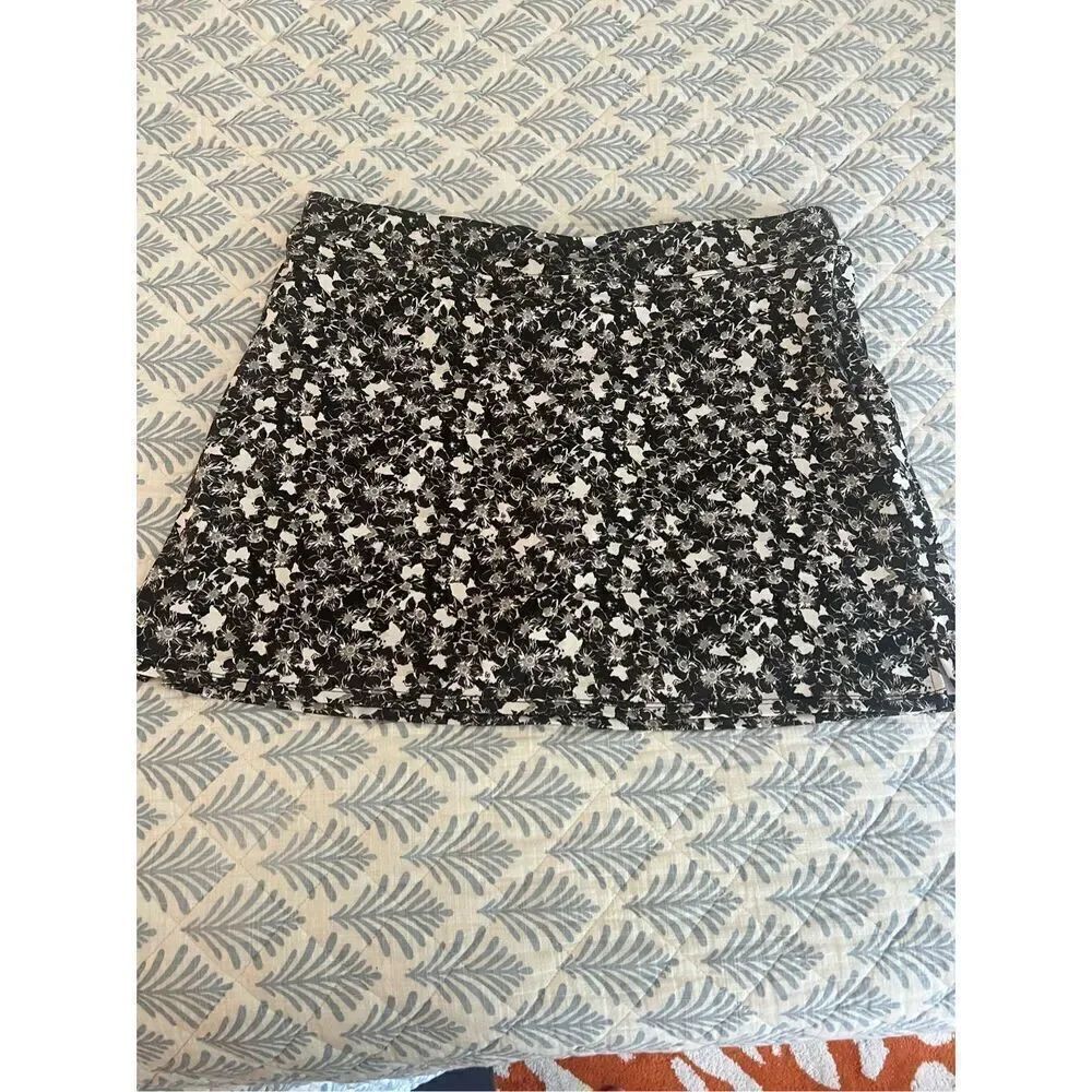 Tranquility tennis skort black and white floral Print size XL.
